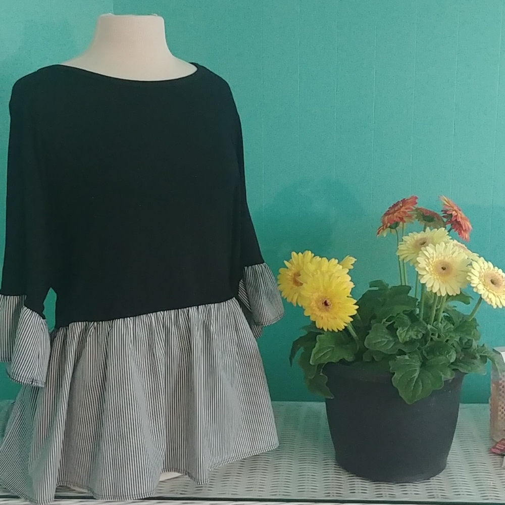 Black Ruffle Sleeve Stripe Tunic Top. Size 2X